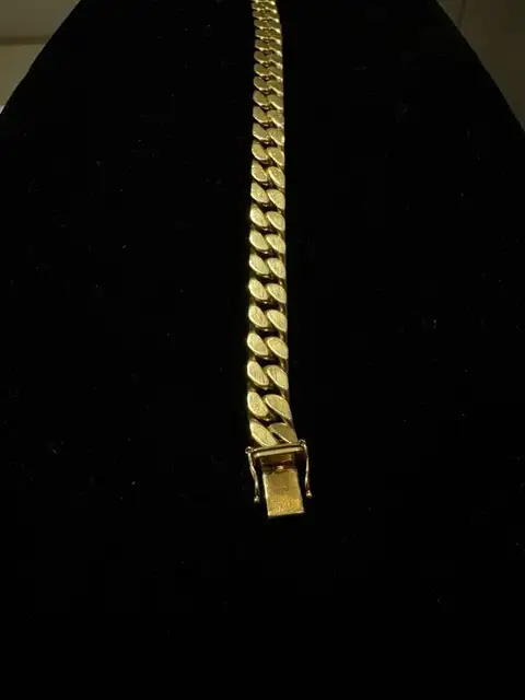 Kundenfoto: dasselbe Panzerarmband gestreckt, mit Kastenschloss im Vordergrund